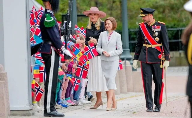 President Maia Sandu, King Harald, Queen Sonja, Crown Prince Haakon and Crown Princess Mette-Marit