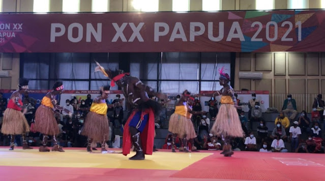 Sanggar Aiyu Kamoro Tampilkan Tarian Balada Cenderawasih di Cabor Judo PON XX Papua.lelemuku.com.jpg