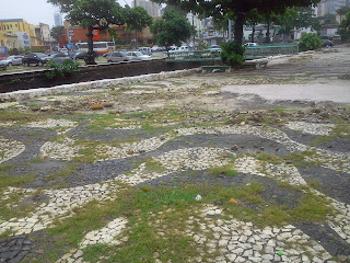 O calçadão da Mariquita está passando por uma restauração com as pedras portuguesas