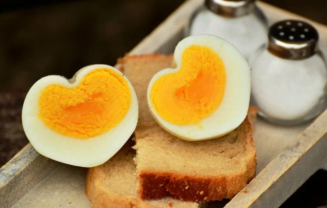 Uova sode tagliate a metà a forma di cuore