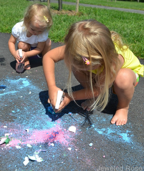 WOW the kids this summer and make chalk bombs!  This DIY sidewalk chalk activity could not be more fun. #chalkart #chalkpaint #chalkboms #smokeart #smokeboms #smokebomsdiy #sidewalkchalkart #sidewalkchalk #sidewalkchalkartideas #sidewalkchalkpaint #activitiesforkids #growingajeweledrose