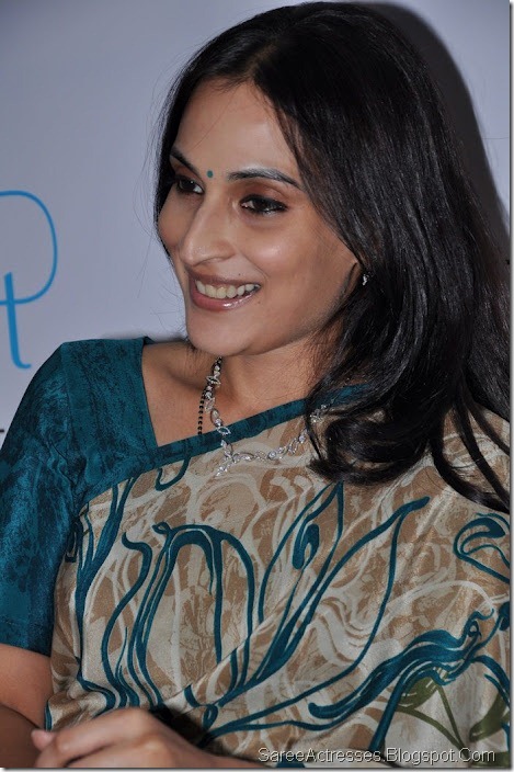 Aishwarya Dhanush hot photos in saree 2