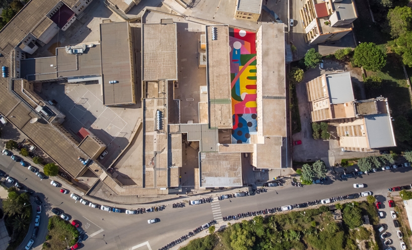 Un mural de colores brillantes brinda una sorprendente actualización a un patio escolar en Sicilia