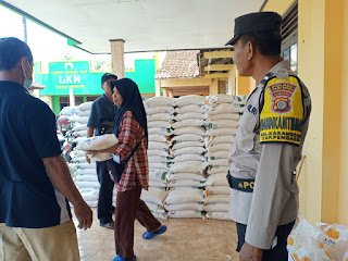 BHABINKAMTIBMAS KELURAHAN KARANGSARI MELAKSANAKAN PENGAMANAN PENYALURAN BERAS