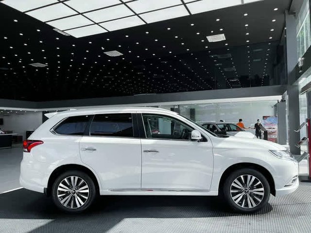 Mitsubishi chạy đua ưu đãi: Tặng tiền, phụ kiện và cả quà cho khách mua xe sau Tết - Ảnh 2.