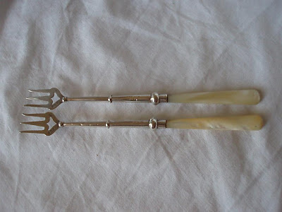 PAIR OF STERLING SILVER & MOTHER OF PEARL SERVING FORKS, BIRMINGHAM 1911