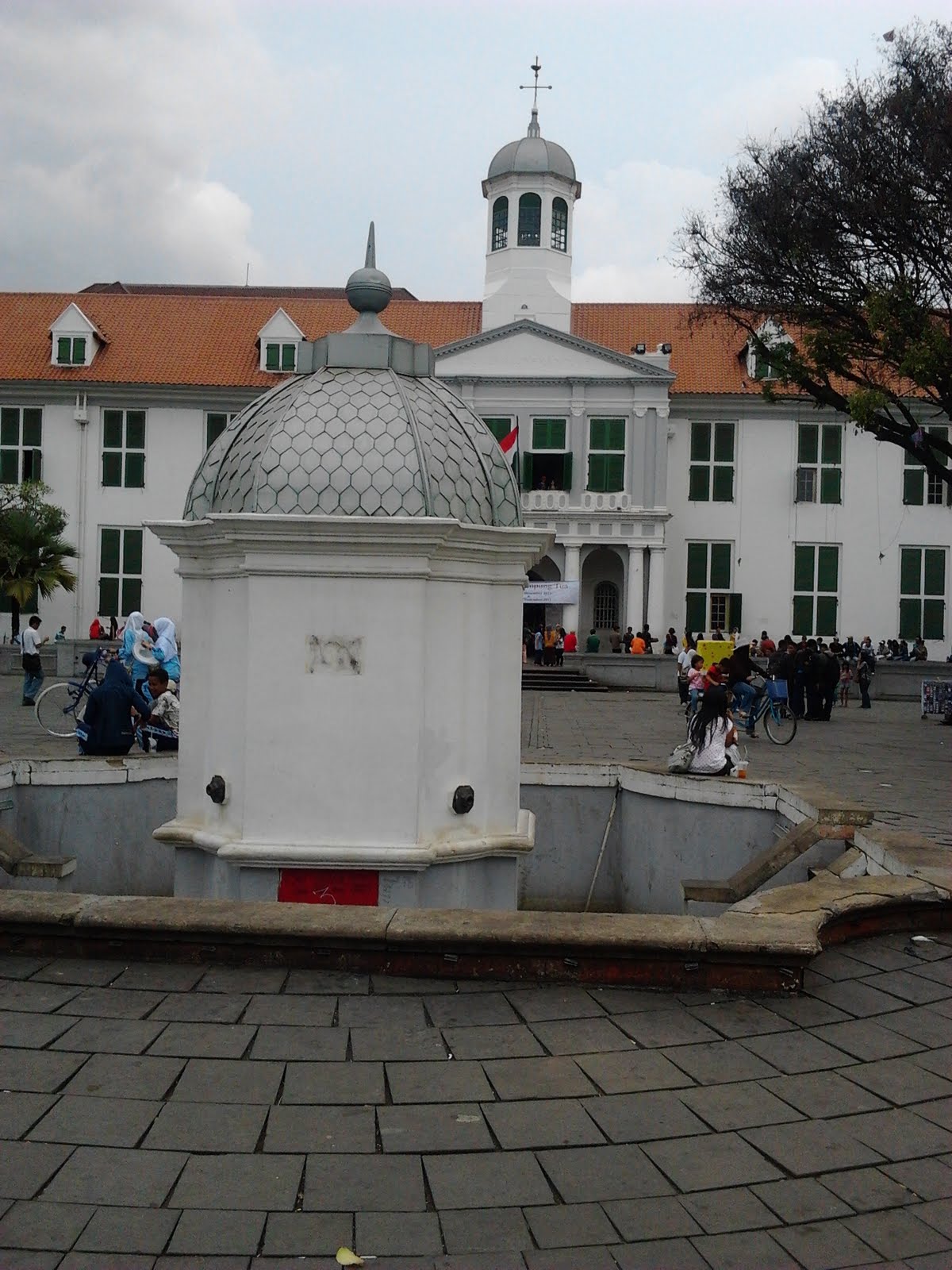 Sesampai di kota tua pemandangan yang tidak asing di sana adalah penyewaan sepeda Cukup dengan Rp 10 000 kita bisa muter muter di taman kota selama 30