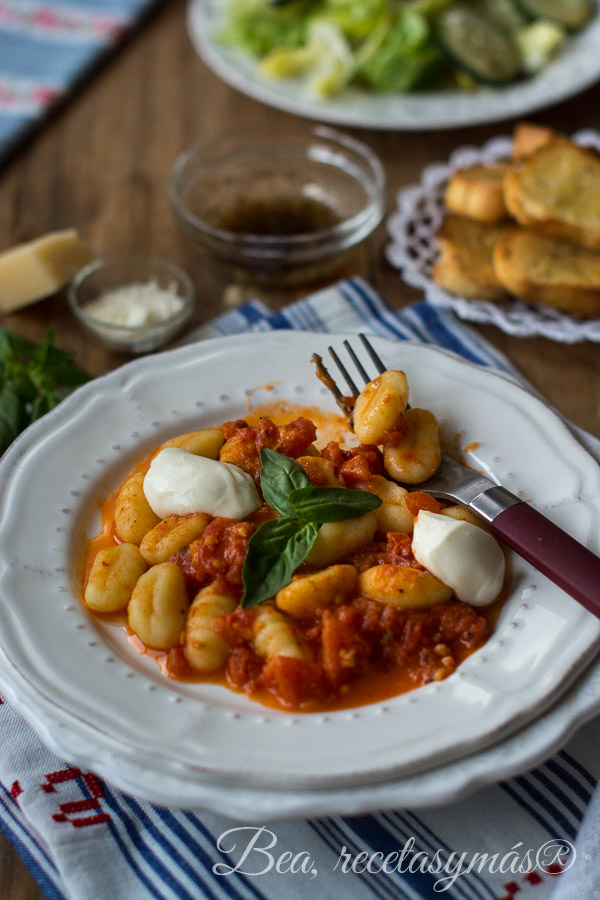 Gnocchi Caprese con pan de ajo y ensalada de pepino