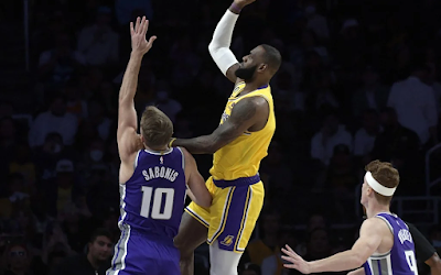 LeBron-james-vs-sabonis-kings-lakers-preseason-october-2022