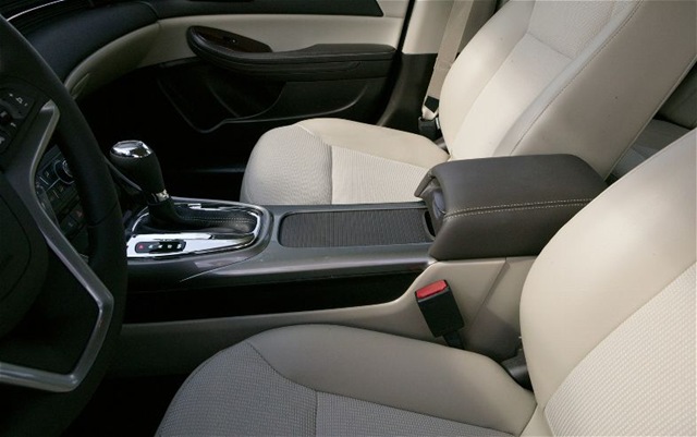 2013ChevroletMalibuECOcenterconsole 2013 Chevrolet Malibu ECO Center