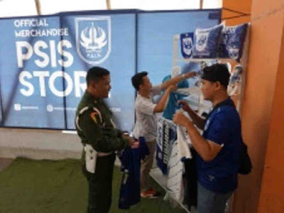 PSIS Semarang Jual Jersey Resmi untuk Suporter di Stadion Moch Soebroto Magelang