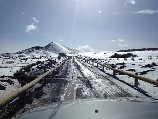 Dos personas rescatadas por Bomberos de Tenerife en Fasnia, atrapadas en la nieve con un vehículo, cerca de Izaña