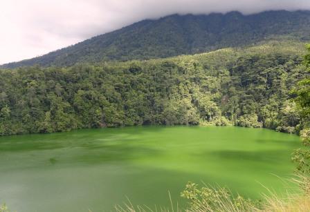 Kota Ternate adalah sebuah kota yang berada di bawah kaki gunung api Gamalama yang berada Danau Tolire  Tempat Liburan Menyenangkan di Ternate Maluku Utara 