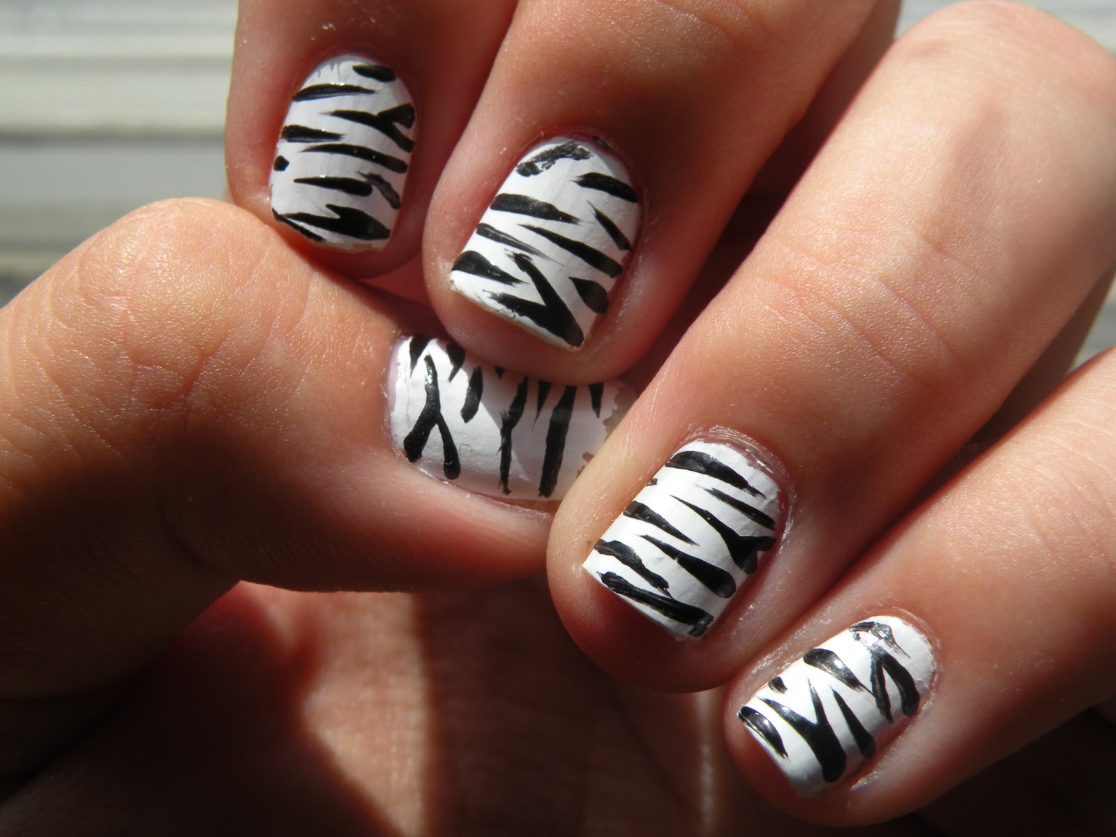 Laura's Nail Art: animal print nails.
