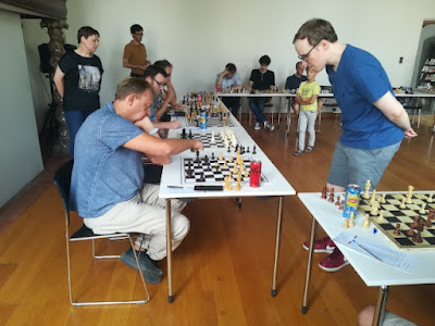 Simultanée au club d'échecs d'Oudenarde avec le GMI Tanguy Ringoir, ici contre Jean-Michel Delfosse.