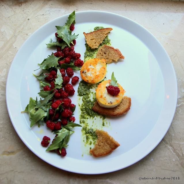 Ziegenkäse auf Kapuzinrekressepesto und Salat vom Erdbeerspinat