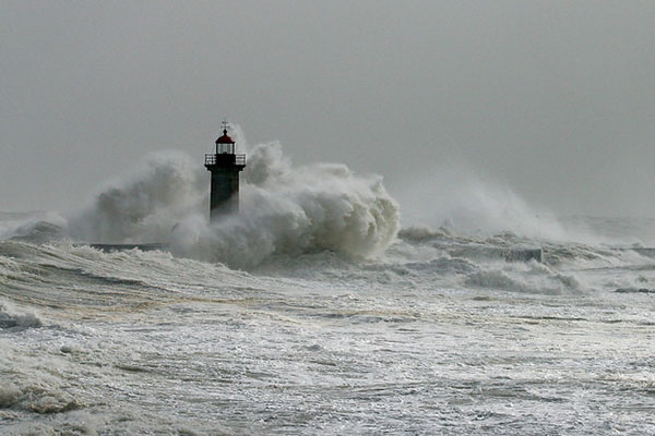 Un faro desafía a la tormenta.