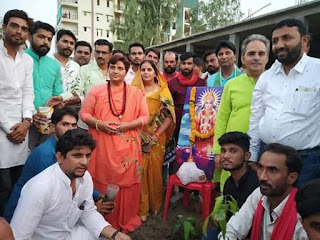 sadhvi-pragya-distribute-tree