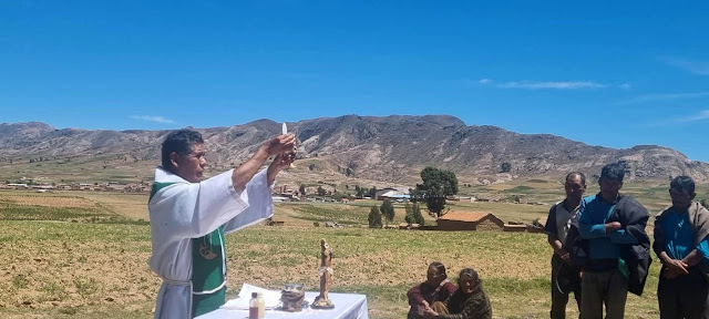 Im Norden von Potosí in Bolivien ist es Tradition, jedes Jahr eine Messe zu feiern, damit es eine gute Ernte gibt.