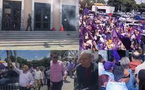 Simpatizantes del PLD protestan y rompen puerta del palacio de justicia de Ciudad Nueva