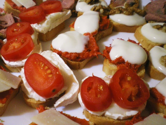 tomato and cheese tapas