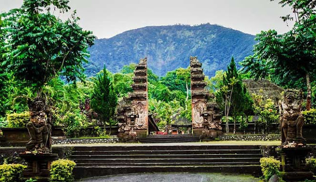 EMEGAHAN PURA LUHUR BATUKARU DI TABANAN, BALI