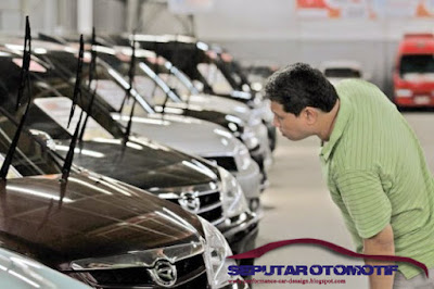 tips membeli mobil bekas di showroom