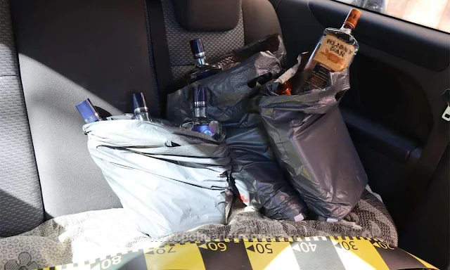 Alcool și țigări de contrabandă găsite într-o mașină oprită în trafic, la Rădăuți