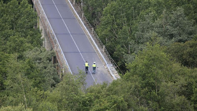 Muere el copiloto de un camión cargado de explosivos que cayó desde un puente en Portomarín, España