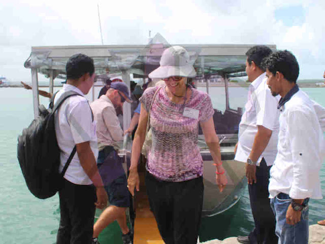 100 Wisatawan Kapal Pesiar MV. Coral Adventurer Kunjungi Perahu Batu Sangliat Dol