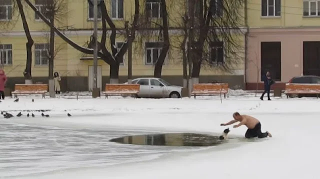 Fearless-Hero-Rushes-Onto-A-Frozen-Pond-Shirtless-And-Barefoot-To-Rescue-A-Drowning-Dog-In-Distress-Heartwarming-dog-tales