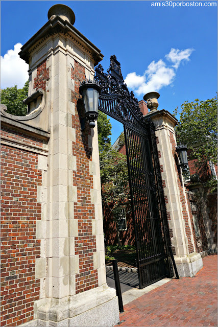 Una de las Puertas de Acceso al Campus Principal de la Universidad de Harvard