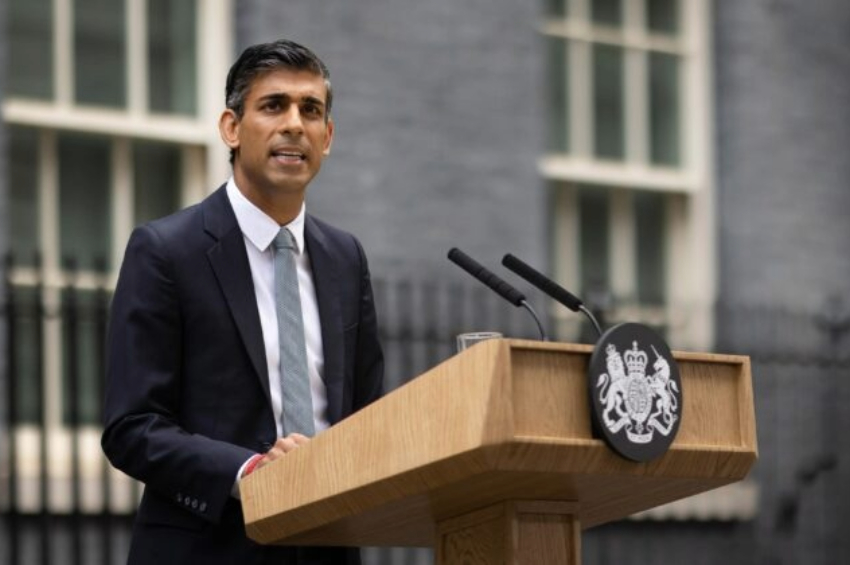 O primeiro-ministro britânico Rishi Sunak faz uma declaração após tomar posse do lado de fora do número 10 em Downing Street, em Londres, em 25 de outubro de 2022 | Dan Kitwood/Getty Images