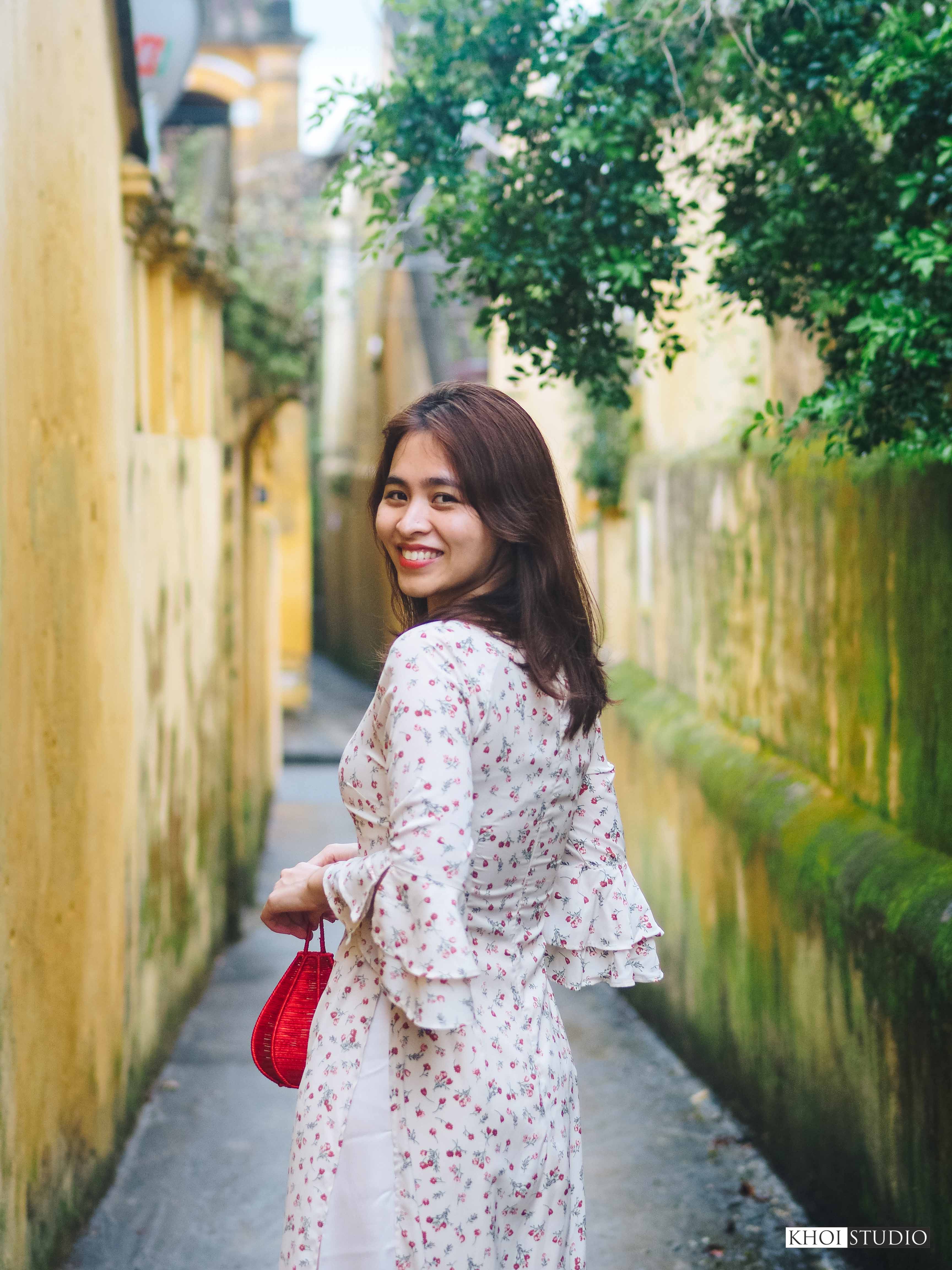 find-a-travel-photographer-in-da-nang-hoi-an-take-photos-of-ao-dai-in-the-rainy-season-in-the-old-town