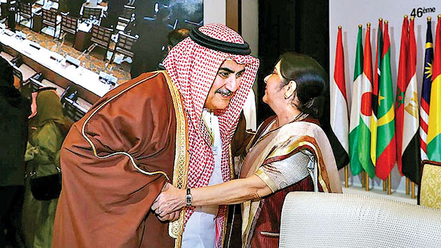 khalid-bin-ahmed-al-khalifa-greets-sushma-swaraj