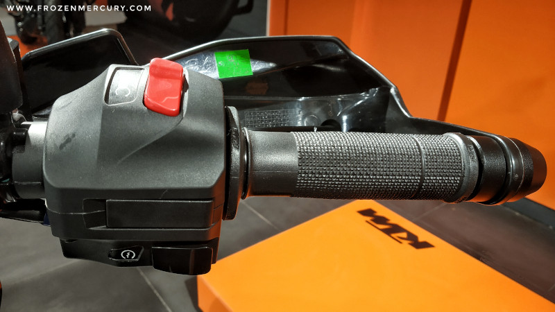 KTM Duke 390 ADV - Right handlebar grip