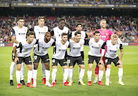 VALENCIA C. F. Temporada 2021-22. Maxi Gómez, Gabriel Paulista, Diakhaby, Gonçalo Guedes, Cillessen. Hugo Duro, Foulquier, Gayá, Carlos Soler, Hugo Guillamón, Daniel Wass. F. C. BARCELONA 3 VALENCIA 1. 17/10/2021. Campeonato de Liga de 1ª División, jornada 9. Barcelona, Nou Camp: 47.317 espectadores. GOLES: 0-1: 4’, Gayá. 1-1: 12’, Ansu Fati. 2-1: 42’, Memphis Depay, de penalti. 3-1: 86’, Coutinho.