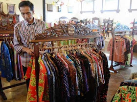 Presiden Jokowi Belanja Batik di Cirebon
