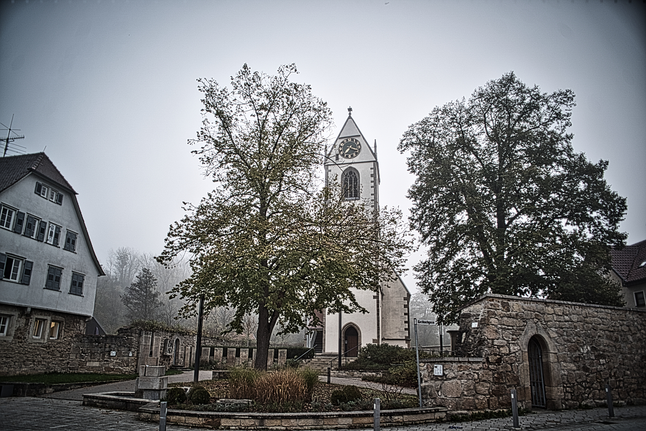 Zum Tagesabschluss — Kirchturm im Nebel