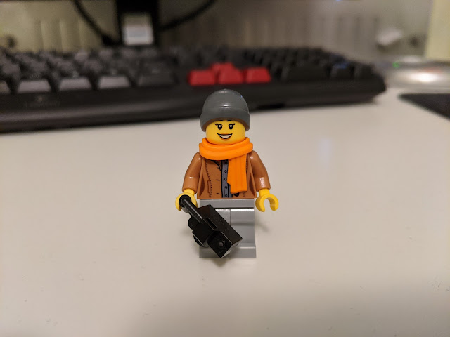 Picture of the female Minifigure.