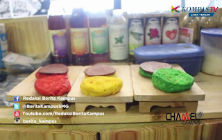 Menyantap burger tentu kita sudah biasa ya. Tapi apakah anda pernah menyantap burger pelangi atau rainbow. Burger dengan tampilan unik dengan aneka wrna yang menjadi kegemaran anak-anak. 