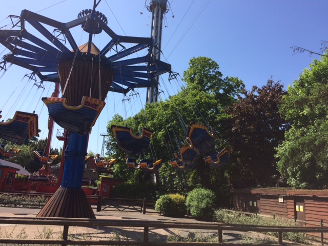 Flying pirate ship ride