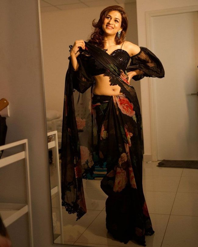 Looks: Shraddha Das Dreamy Looks In Black Saree backless saree caught everyones attention, see