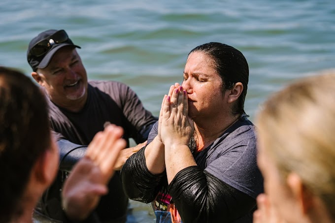 4,500 personas se bautizaron en Newport Beach en un emocionante evento de Harvest Christian Fellowship