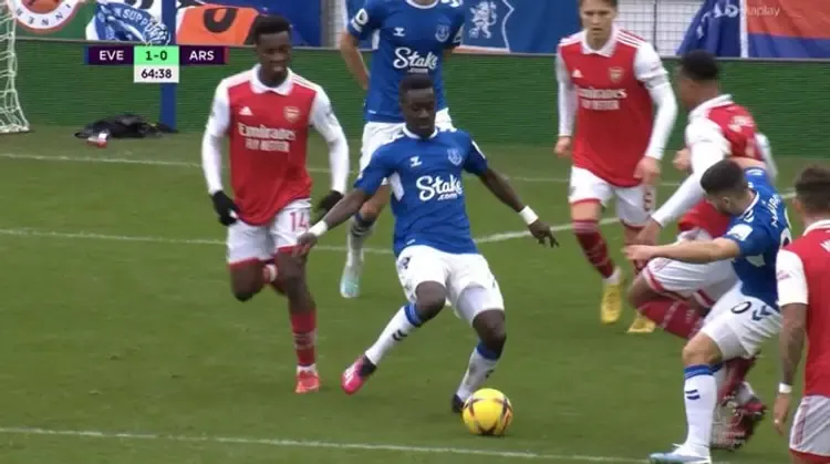 'How is that not a penalty?' Arsenal fans fume over key referee decision v Everton