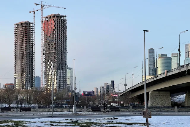 Лужнецкая набережная, строящийся жилой комплекс Hide, Бережковский мост