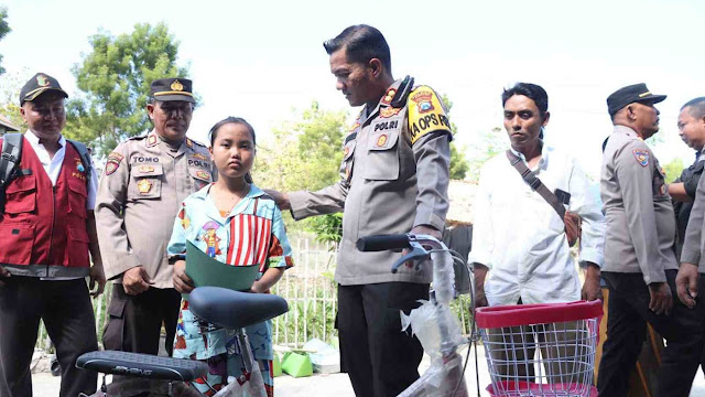 AKBP Siswantoro Kunjungi Gadis Penderita Sakit Jantung Yang Temukan Balon Udara HUT Bhayangkara Ke-77 Polres Sampang