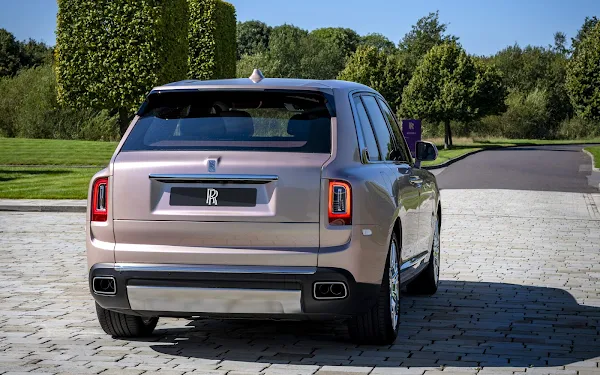 Rolls Royce Cullinan Rosa Perolizado