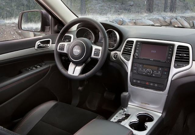 Jeep Grand Cherokee Trailhawk 2013 inside