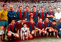 F. C. BARCELONA - Barcelona, España - Temporada 1950-51 - Ramallets, Daucik (entrenador), Biosca, Calvet, Segarra, Gonzalvo III, Martín; Seguer, Basora (de paisano), Kubala, César, Aldecoa y Nicolau - F. C. BARCELONA 3 (César 2 y Gonzalvo III), REAL SOCIEDAD DE SAN SEBASTIÁN 0 - 27/05/1951 - Copa del Generalísimo, final - Madrid, estadio Chamartín - El BARCELONA ganó su 10º título